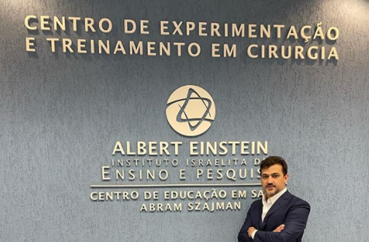 Dr. Moacir Assunção, médico do HNSF, recebe a Certificação de Cirurgião Robótico pela Intuitive Medical.